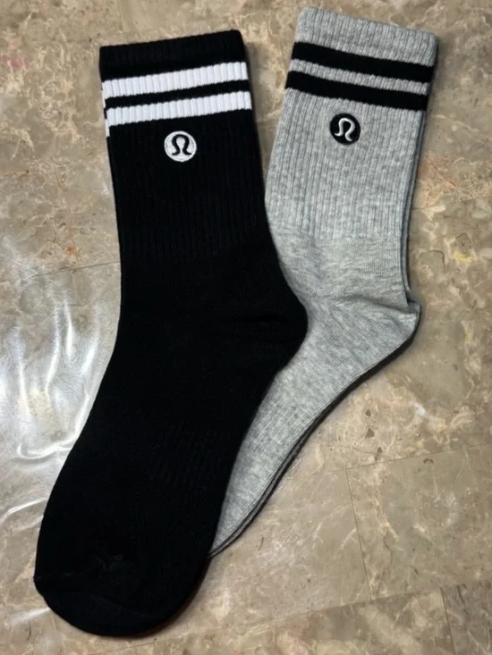 New Women’s Lululemon Athletica Socks
2 pairs
Fits sizes 6-11 - Picture 4 of 4